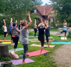 Yogagruppe im Naschgarten